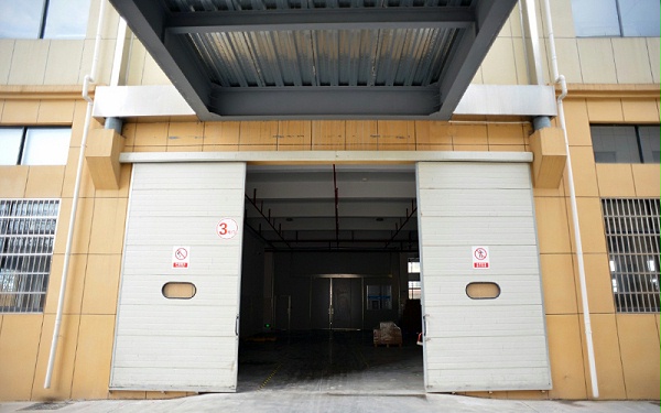 掌握工業(yè)平移門維修與維護(hù)，讓你的廠房更安全、高效！